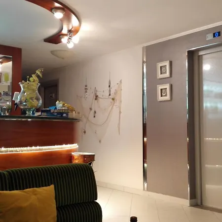 Отель Sandra 3*
