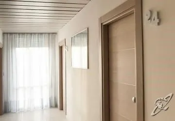 Отель Sandra 3*