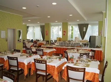 桑德拉酒店 3* 里米尼